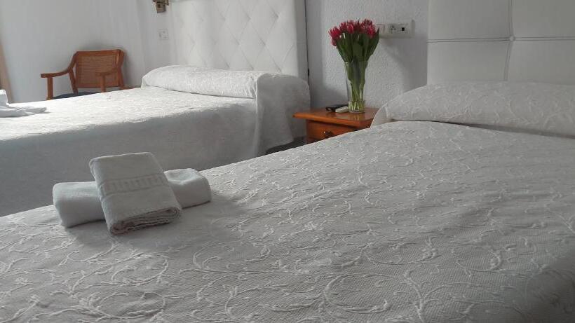 스탠다드 트리플 룸, Hostal La Ermita