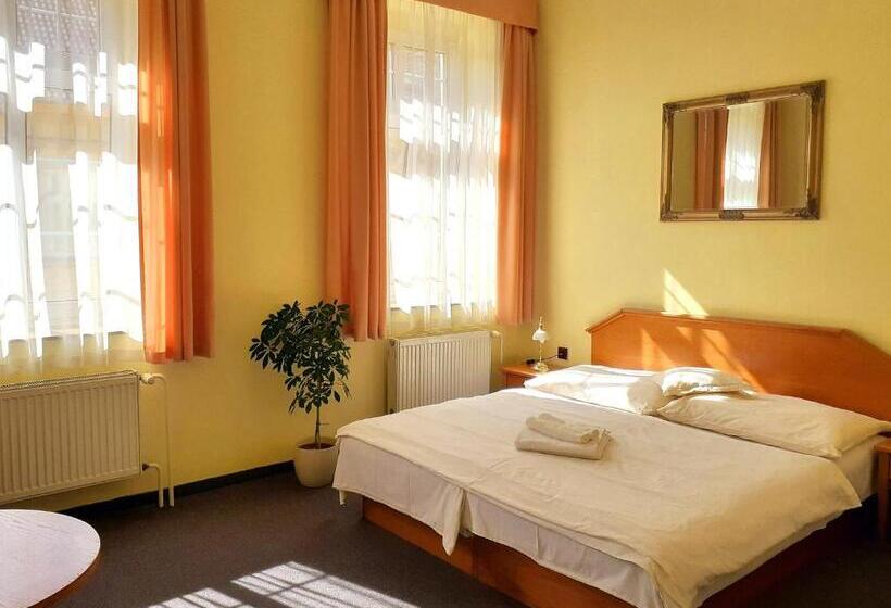 标准三人间, Casanova