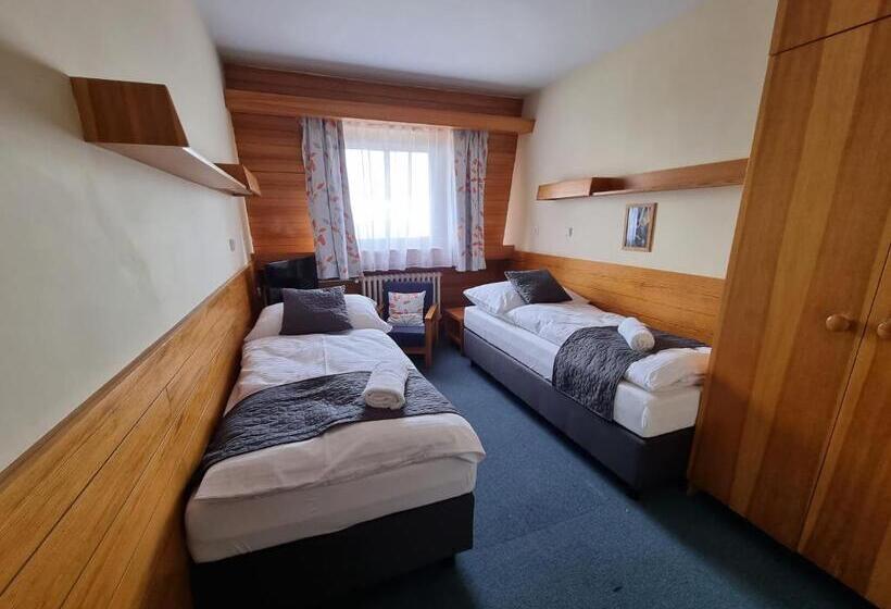 חדר סופריור, Cerna Bouda