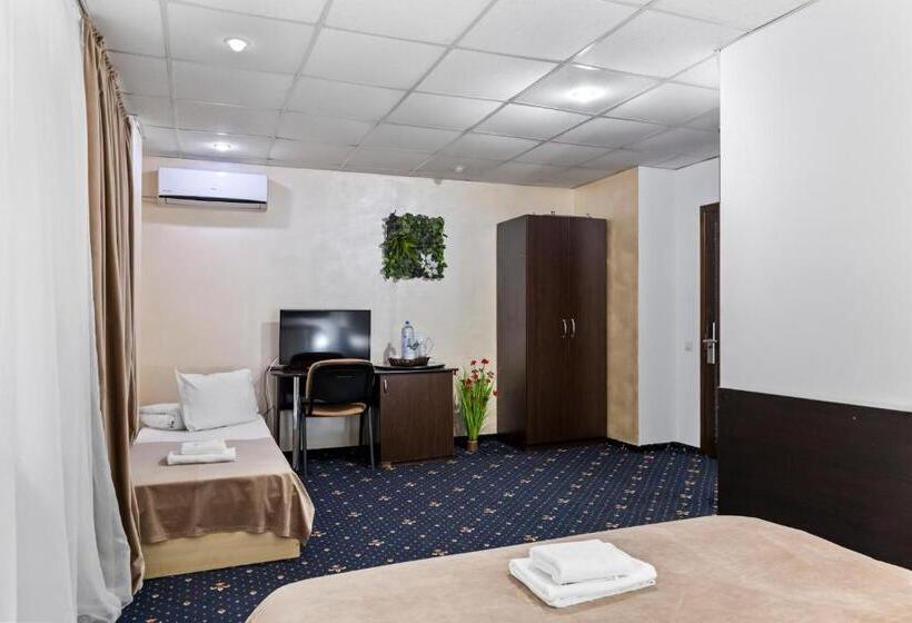 اتاق استاندارد سه تخته با بالکن, Charter Otopeni