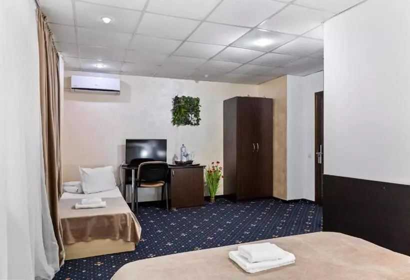 اتاق استاندارد سه تخته با بالکن, Charter Otopeni