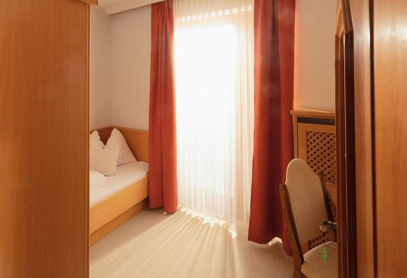舒适三人间, Berghof