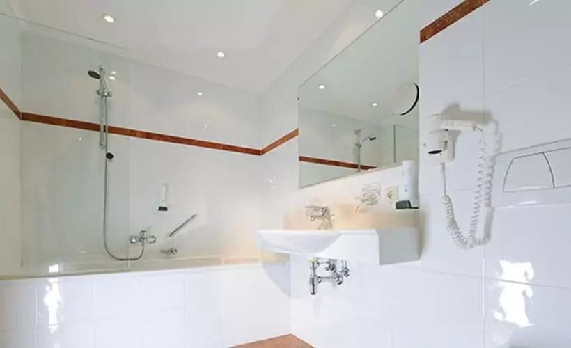 Comfort Yhden Hengen Huone, Neue Post