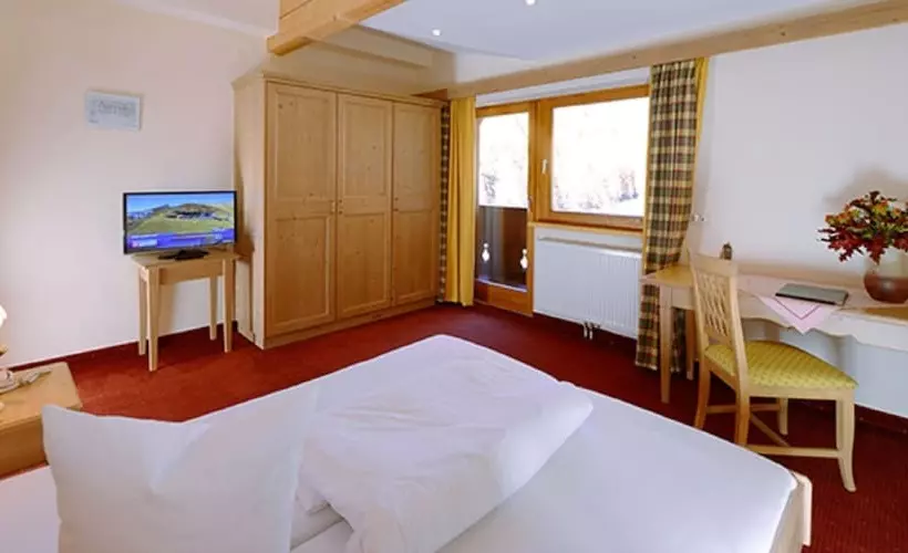 Comfort Yhden Hengen Huone, Neue Post
