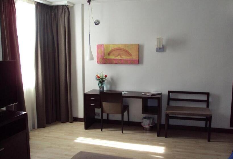 غرفة قياسية, Puerta De Ocaña