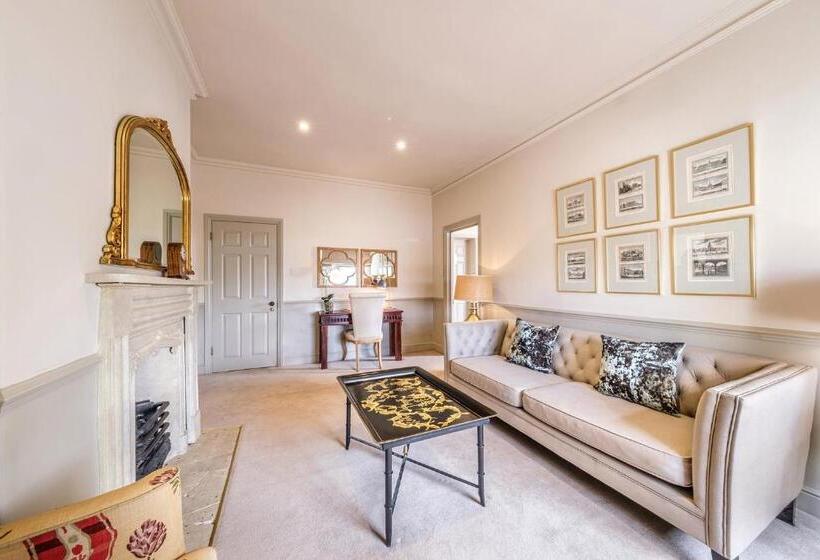 جناح ديلوكس, The Black Lion, Long Melford