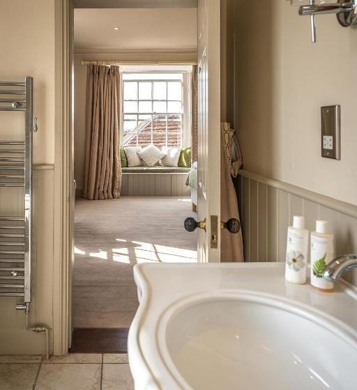 جناح ديلوكس, The Black Lion, Long Melford