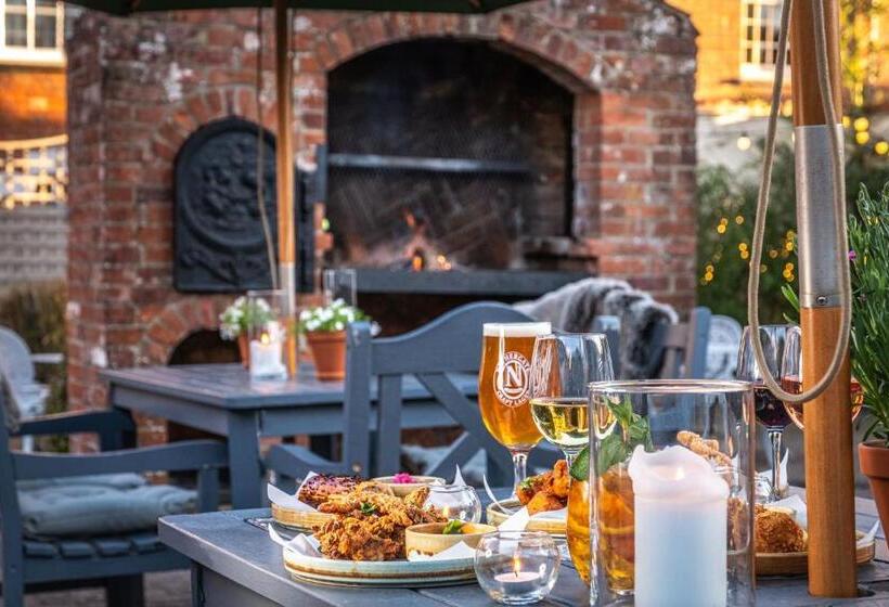 جناح ديلوكس, The Black Lion, Long Melford