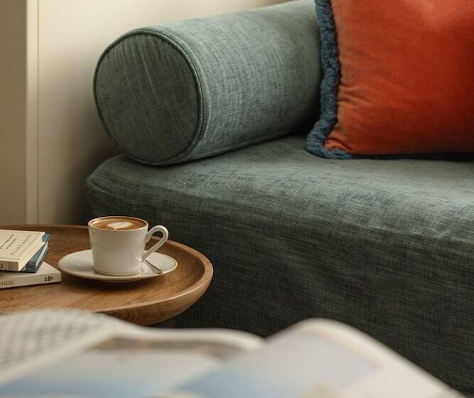 수피리어 룸, The Gallivant