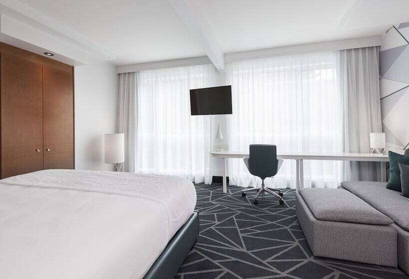 Люкс, Warwick Le Crystal Montréal