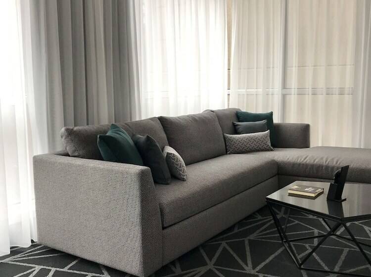 Полулюкс, Warwick Le Crystal Montréal