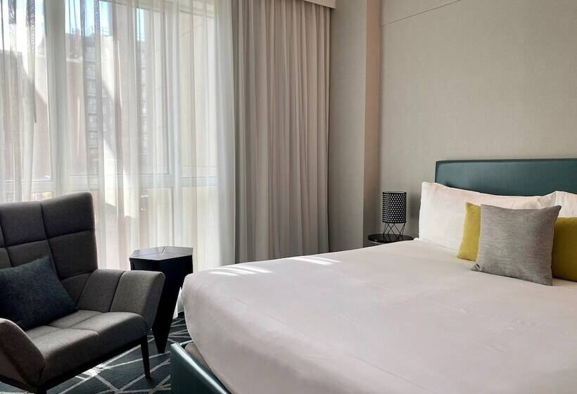 Полулюкс, Warwick Le Crystal Montréal