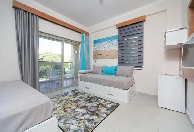 Standard-huone Allasnäkymä, Holiday Village Türkiye