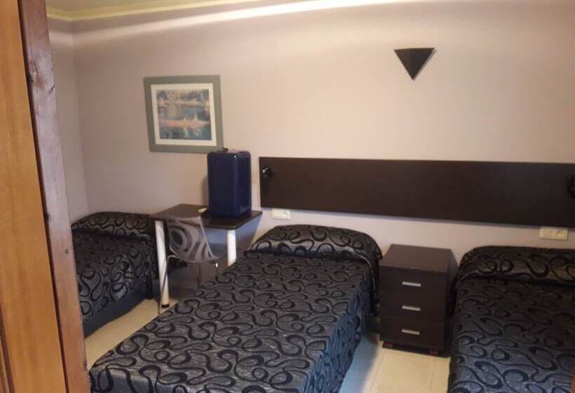 חדר קלאסי לשלושה, Oasis