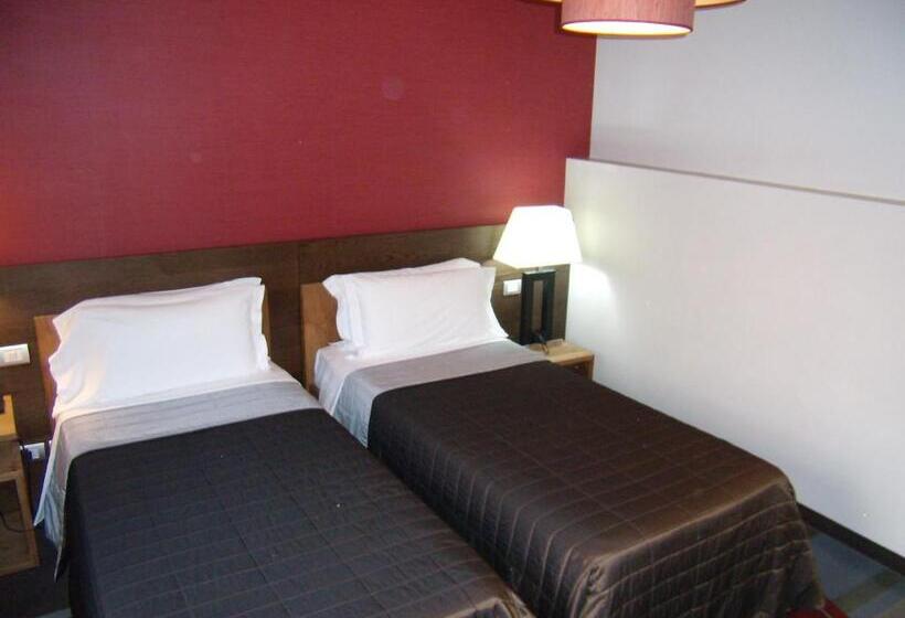 חדר קלאסי לשלושה, Admiral Park