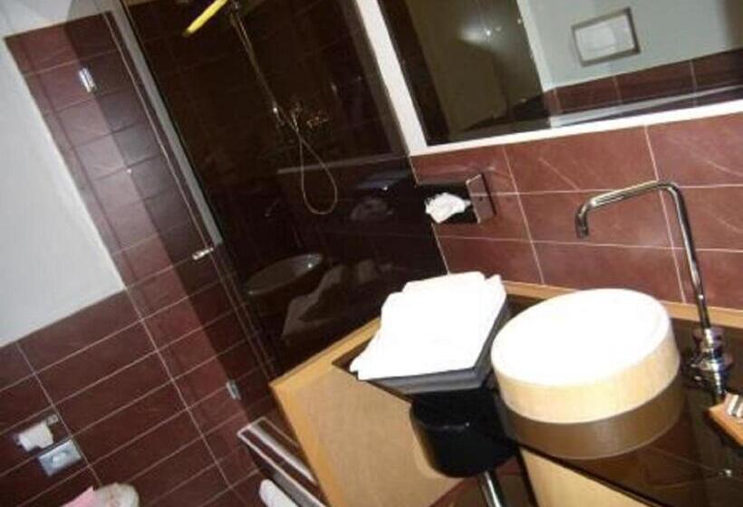 חדר אקונומי לשלושה, Admiral Park