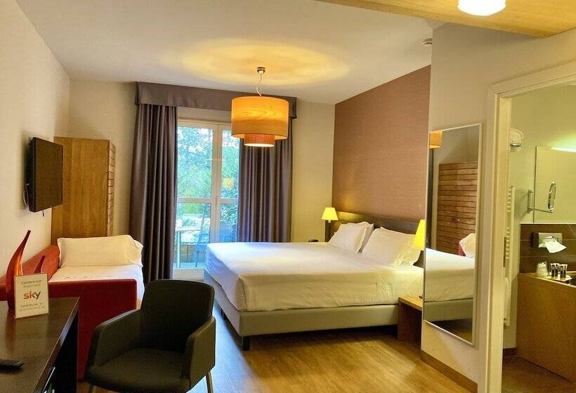 חדר קלאסי לשלושה, Admiral Park