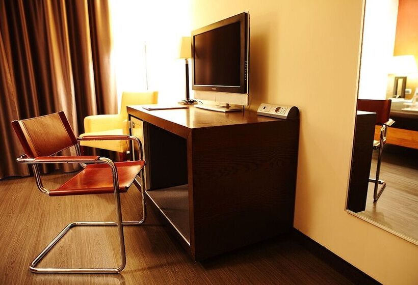 חדר אקונומי לשלושה, Admiral Park