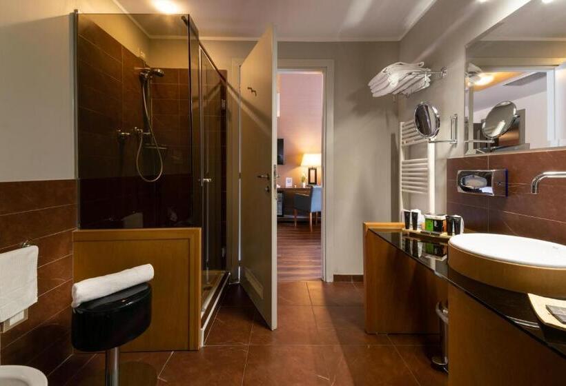 חדר אקונומי לשלושה, Admiral Park