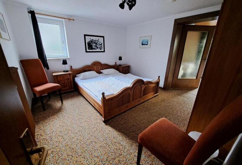 חדר משפחתי, Blue Mountain