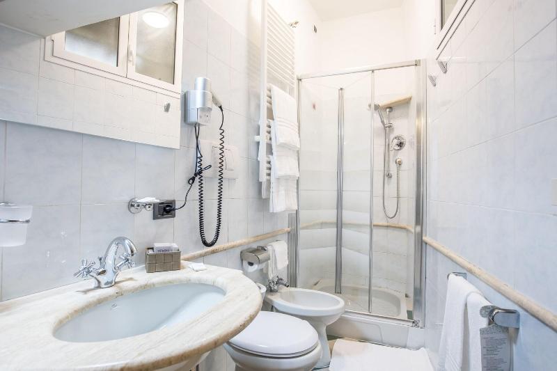 اتاق استاندارد سه نفره, Fellini