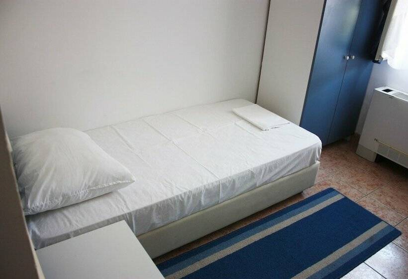 اتاق استاندارد یک نفره, Ivan