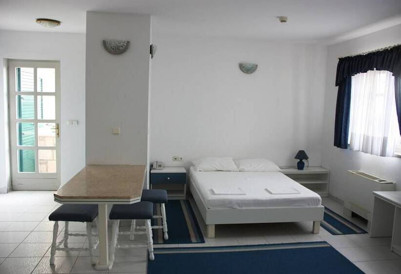 اتاق استاندارد سه نفره, Ivan