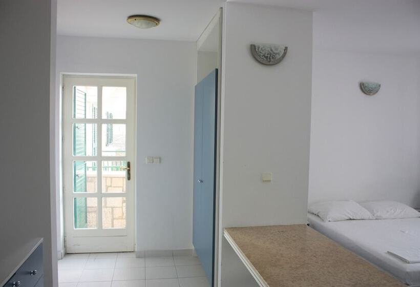 اتاق استاندارد سه نفره, Ivan