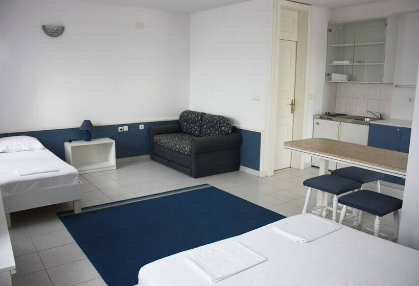 اتاق استاندارد سه نفره, Ivan