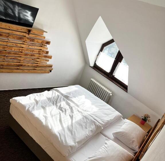 جناح عائلي, Pension Mona