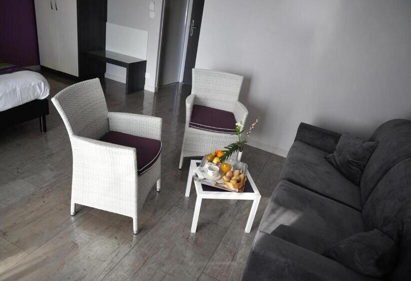 Трехместный Номер Премиум, The Originals Boutique, Hôtel Le Lion D'or, Fougères Ouest