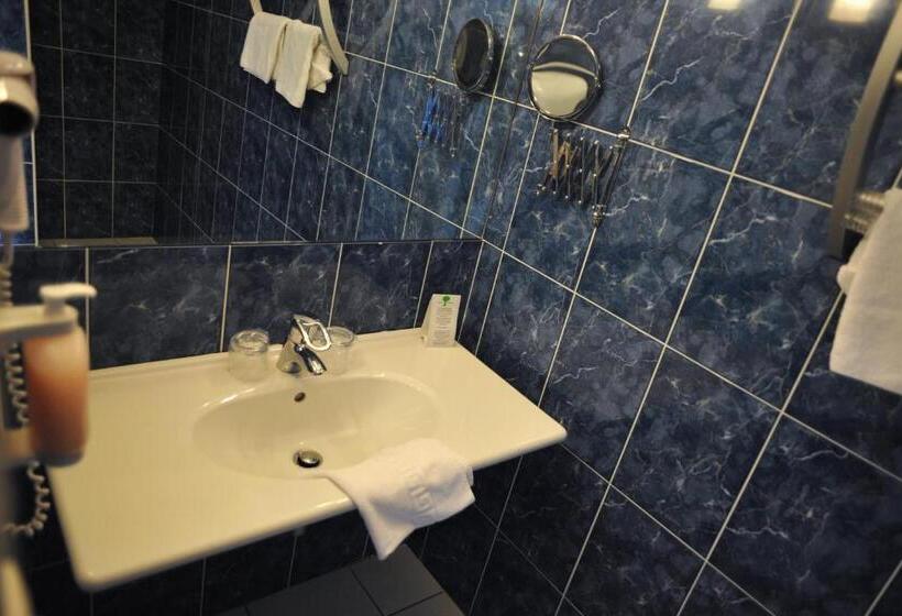 三人经典房间, The Originals Boutique, Hôtel Le Lion D'or, Fougères Ouest