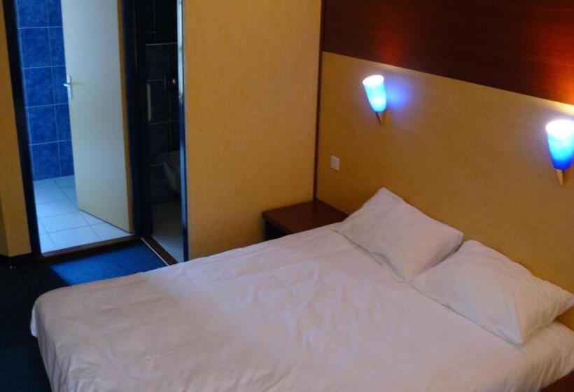 Трехместный Номер Классика, The Originals Boutique, Hôtel Le Lion D'or, Fougères Ouest