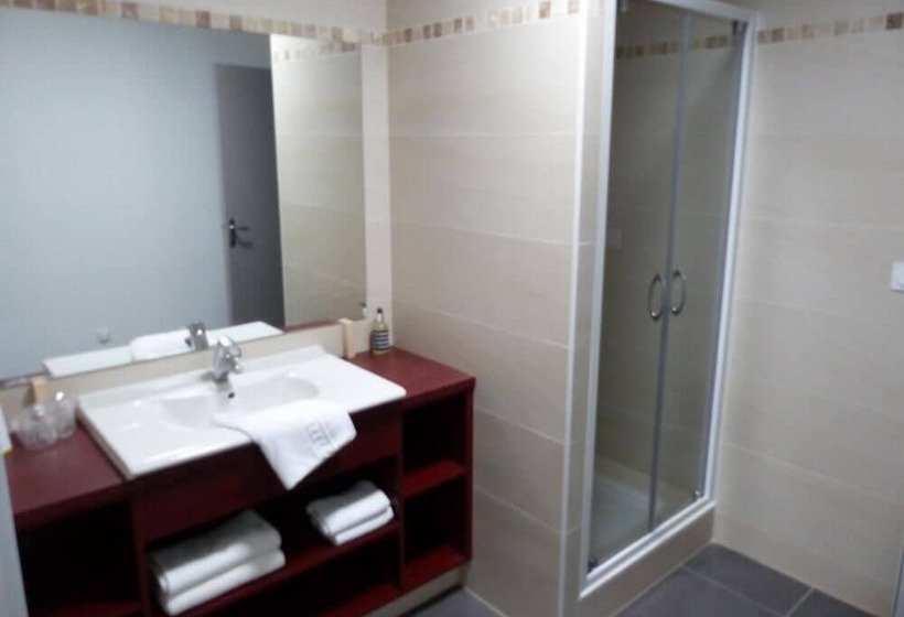 三人经典房间, The Originals Boutique, Hôtel Le Lion D'or, Fougères Ouest