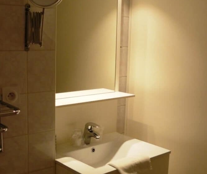 经典四人房间, The Originals Boutique, Hôtel Le Lion D'or, Fougères Ouest