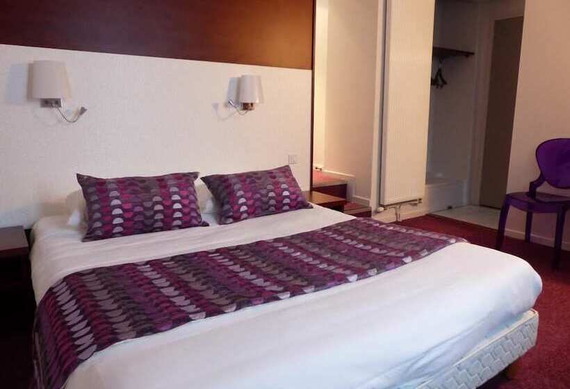 Четырехместный Номер Классик, The Originals Boutique, Hôtel Le Lion D'or, Fougères Ouest