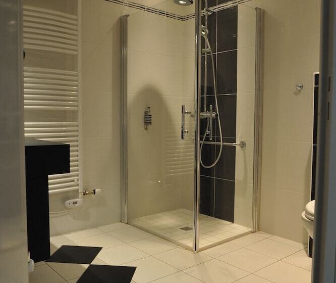 高级三人间, The Originals Boutique, Hôtel Le Lion D'or, Fougères Ouest