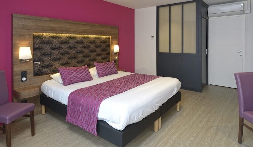 Трехместный Номер Премиум, The Originals Boutique, Hôtel Le Lion D'or, Fougères Ouest