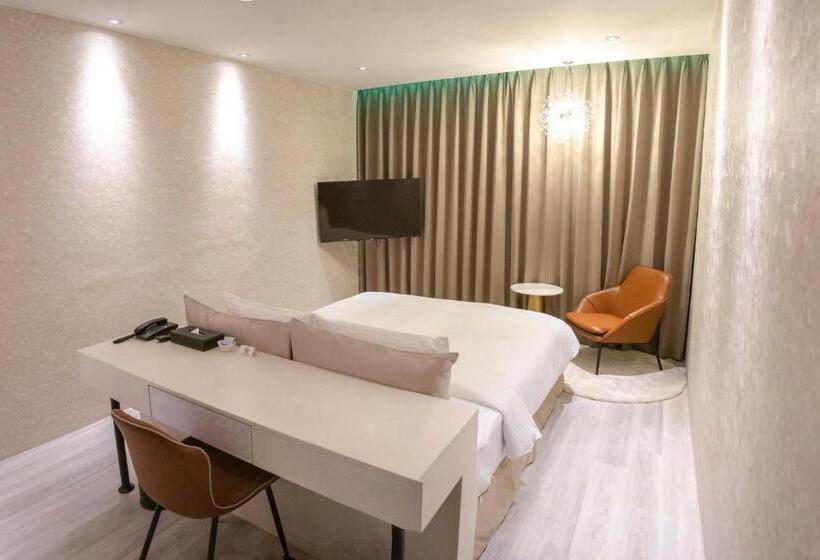 اتاق استاندارد, Fifth Avenue Motel