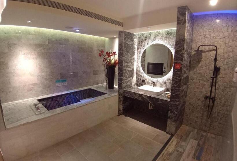 اتاق لوکس, Fifth Avenue Motel