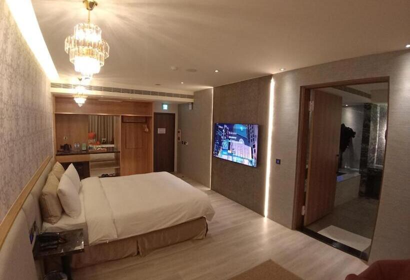 اتاق لوکس, Fifth Avenue Motel