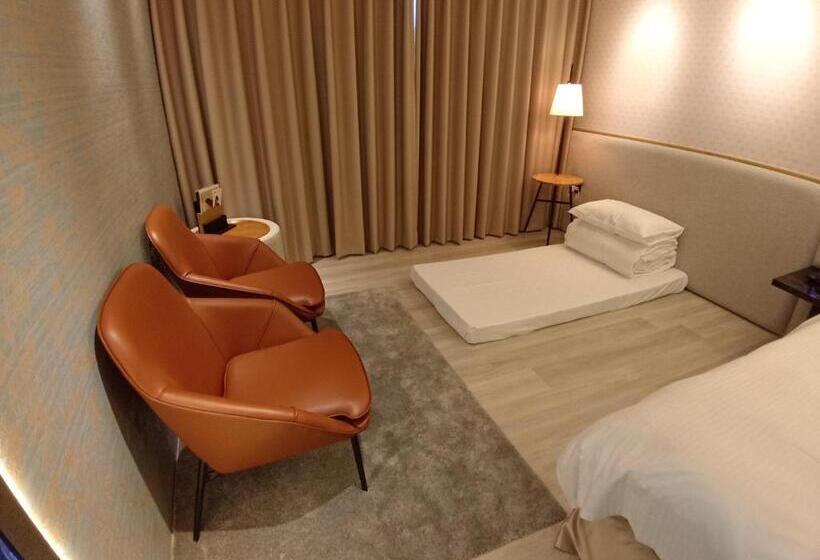 اتاق لوکس, Fifth Avenue Motel