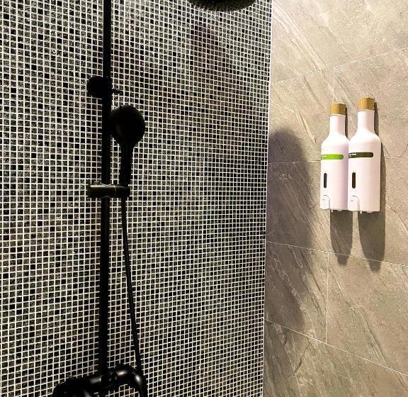 اتاق لوکس, Fifth Avenue Motel