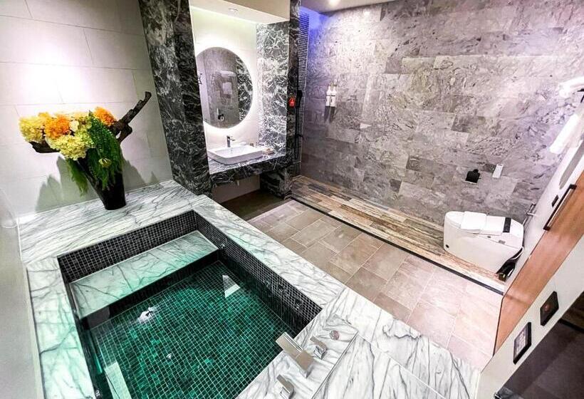 اتاق لوکس, Fifth Avenue Motel