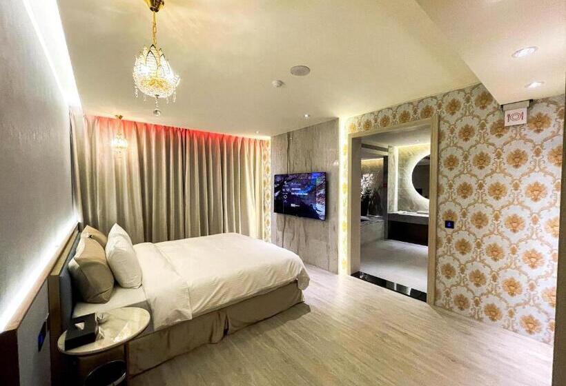 اتاق خانوادگی, Fifth Avenue Motel