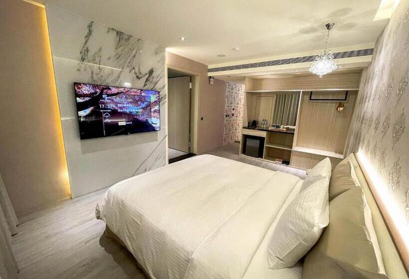 اتاق خانوادگی, Fifth Avenue Motel