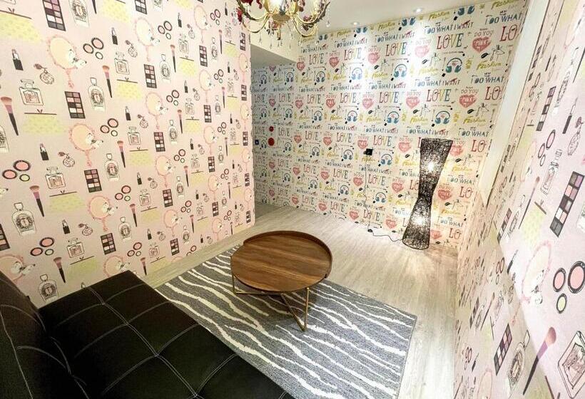 اتاق خانوادگی, Fifth Avenue Motel