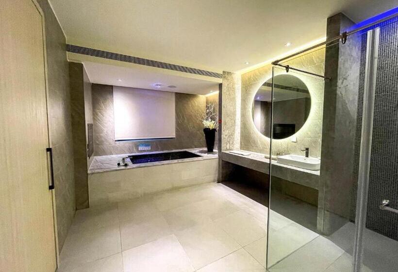 اتاق خانوادگی, Fifth Avenue Motel