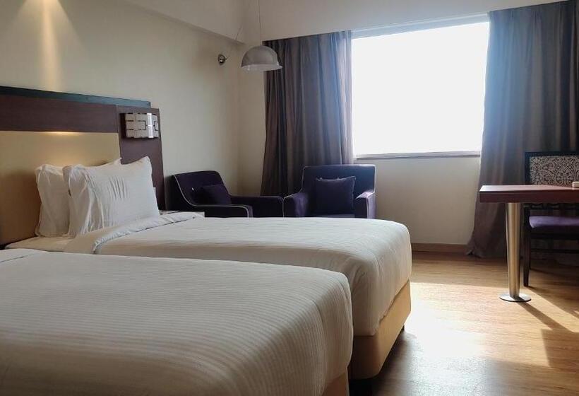 חדר אקזקיוטיב, Manjeera Sarovar Premiere