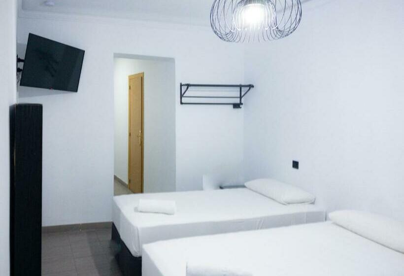 اتاق استاندارد سه تخته با بالکن, Hostal Andrea